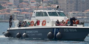 Σκάφος του Λιμενικού με μετανάστες