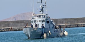 Σκάφος με άνδρες του λιμενικού