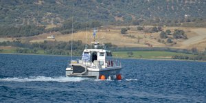 Λέμβος του λιμενικού στη θάλασσα ανοιχτά των Οινουσσών
