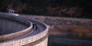 Εικόνα από το φράγμα στη λίμνη του Μαραθώνα το σούρουπο