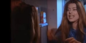 Η ηθοποιός Λίνα Μαρκάκη με μπλε φόρεμα