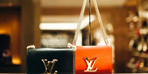 louis vuitton τσάντες σε βιτρίνα