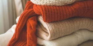 Μάλλινα ρούχα διπλωμένα το ένα πάνω στο άλλο