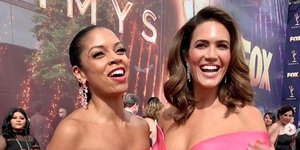 Μάντι Μουρ και Σούζαν Γουάτσον με ίδιας απόχρωσης φορέματα