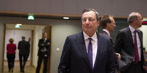 Ο Μάριο Ντράγκι με μπλε γραβάτα