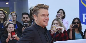 Ο Ματ Ντέιμον με μπλε σακάκι και μπλε πουκάμισο 