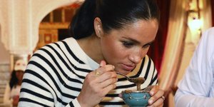 Η Μέγκαν Μαρκλ δοκιμάζει φαγητό