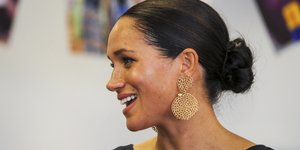 Η Μέγκαν Μαρκλ με χρυσά σκουλαρίκια προφίλ