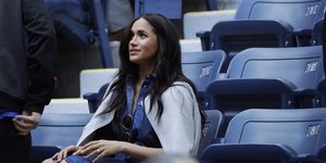 Η Μέγκαν Μαρκλ κάθεται