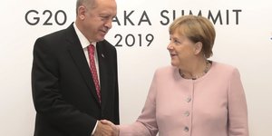 Χειραψία της Ανγκελα Μέρκελ με τον Ρετζέπ Ταγίπ Ερντογάν