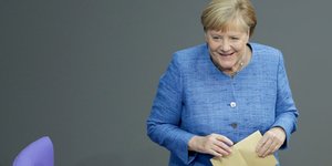 Η Ανγκελα Μέρκελ με μπλε ταγιέρ