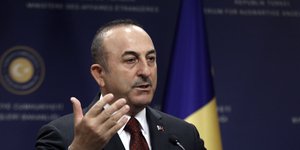 Ο Μεβλούτ Τσαβούσογλου με σηκωμένο το χέρι