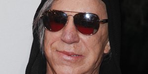 Ο Μίκι Ρουρκ με κουκούλα και γυαλιά ηλίου