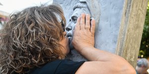 Η μητέρα του Παύλου Φύσσα φιλά την προτομή του γιου της στο σημείο όπου δολοφονήθηκε