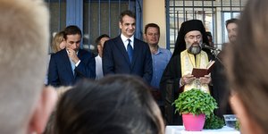 Ο Κυριάκος Μητσοτάκης στον αγιασμό σε σχολείο στο Γαλάτσι