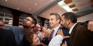 Ο Κυριάκος Μητσοτάκης βγάζει φωτογραφίες με ομογενείς