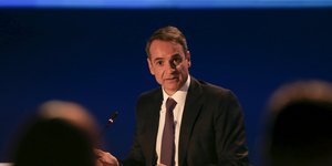 Ο Κυριάκος Μητσοτάκης μιλάει σε δημοσιογράφους