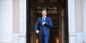 Ο Κυριάκος Μητσοτάκης βγαίνει από το Μέγαρο Μαξίμου