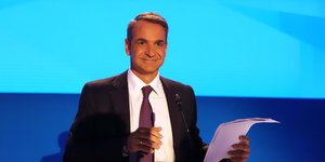 Ο Κυριάκος Μητσοτάκης χαμογελαστός