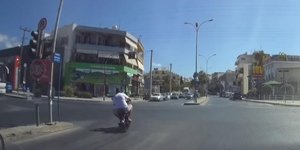 Οδηγός μηχανής περνάει παράνομα με κόκκινο