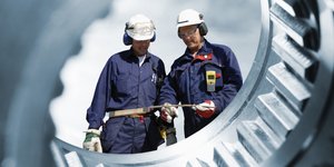 Μηχανικοί την ώρα της εργασίας τους