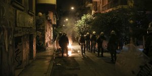 Μολότοφ εναντίον ΜΑΤ στα Εξάρχεια