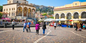 Κόσμος περπατάει στο Μοναστηράκι