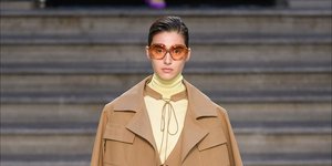 Μοντέλο στο σόου της Βικτόρια Μπέκαμ με σύνολο σε γήινους τόνους