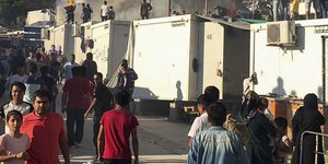 Επεισόδια στην Μόρια, ο ΣΥΡΙΖΑ τα ρίχνει στην κυβέρνηση