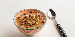 Συνταγή για παραδοσιακή μουσταλευριά σε μπολ και δίπλα το κουτάλι