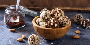 Mπαλίτσες ενέργειας με κακάο και αμύγδαλο μέσα σε μπολ