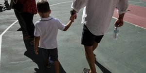 Μπαμπάς κρατά τον γιο του από το χέρι