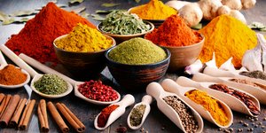 Μπολ με μπαχαρικά πάνω σε τραπέζι