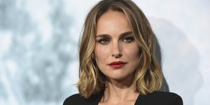 Η Νάταλι Πόρτμαν με μαύρο ρούχο και κόκκινο κραγιόν 