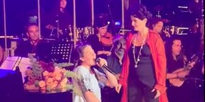 Ανατριχίλα: Η 14χρονη Νεφέλη που συγκλόνισε ένα θέατρο -Δεν μιλάει, αλλά τραγουδάει Πρωτοψάλτη