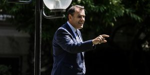 Ο Νίκος Παναγιωτόπουλος με σηκωμένο χέρι
