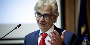 Ο Νίκος Βλαχάκος με σηκωμένο χέρι