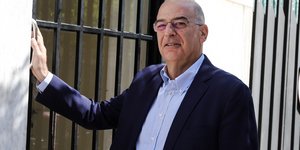 Νίκος Δένδιας με το χέρι στον τοίχο