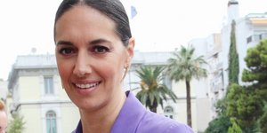 H Nόνη Δούνια χαμογελά στον φακό με μωβ κοστούμι στη Βουλή