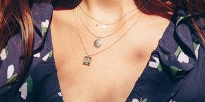 Ντεκολτέ γυναίκας με κοσμήματα