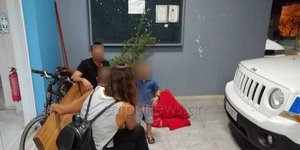 Οικογένεια έξω από αστυνομικό τμήμα