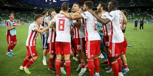 Οι παίκτες του Ολυμπιακού πανηγυρίζουν στο ματς με την Κράσνονταρ