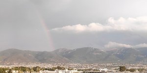 Ουράνιο τόξο πάνω από βουνό