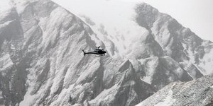 Ελικόπτερο πετά σε μεγάλο υψόμετρο στις κορυφές των Άλπεων