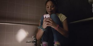 Παιδί γράφει στο κινητό