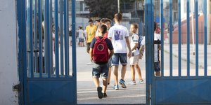 Παιδιά σε προαύλιο σχολείου