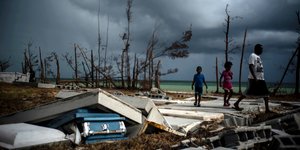 Παιδιά σε συντρίμμια μετά από καταιγίδα