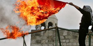 Παλαιστίνιος καίει τη σημαία της Νορβηγίας σε αντίδραση για τα σκίτσα του Μωάμεθ