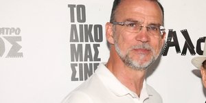 O Πάνος Μεταξόπουλος στην παράσταση «Το δικό μας σινεμά» με λευκό Τ-Shirt