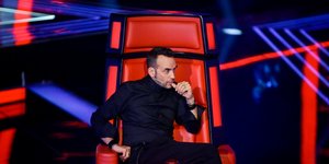 Ο Πάνος Μουζουράκης σκεφτικός στην καρέκλα του The Voice